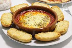 Provolone gratinado al horno con tomate natural
